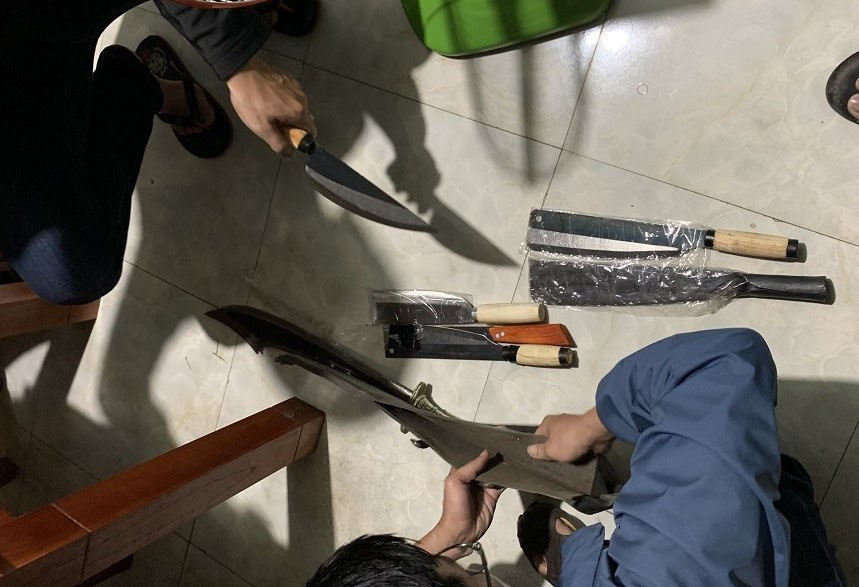Bắt khẩn cấp đối tượng bị truy nã có súng trong quán nhậu - Ảnh 2.