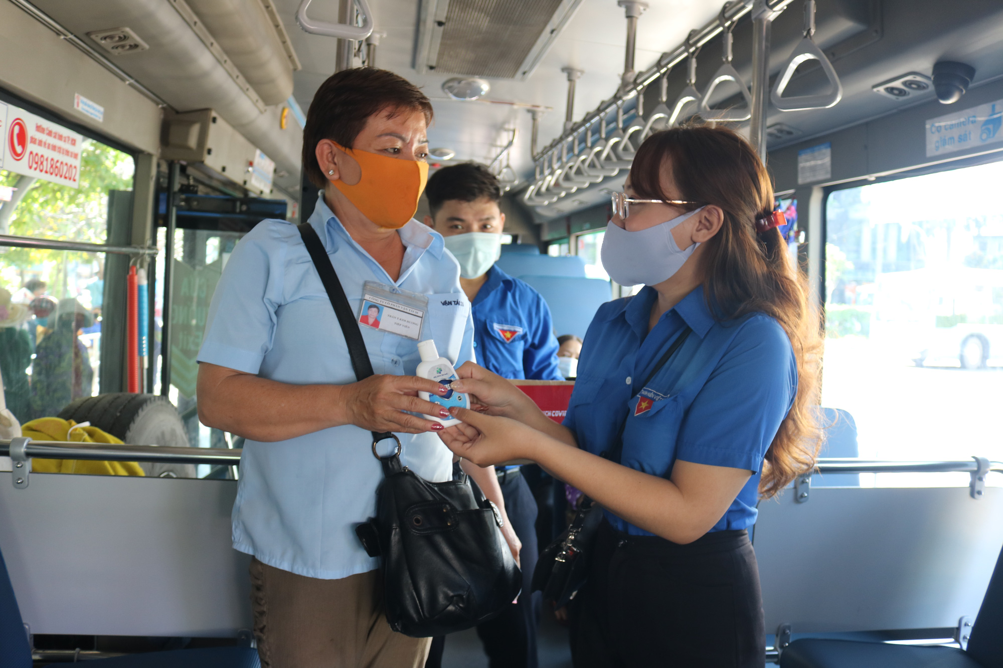 Tặng h&agrave;ng ng&agrave;n chai nước s&aacute;t khuẩn, khẩu trang y tế cho h&agrave;nh kh&aacute;ch, t&agrave;i xế v&agrave; tiếp vi&ecirc;n xe bu&yacute;t - Ảnh 1.