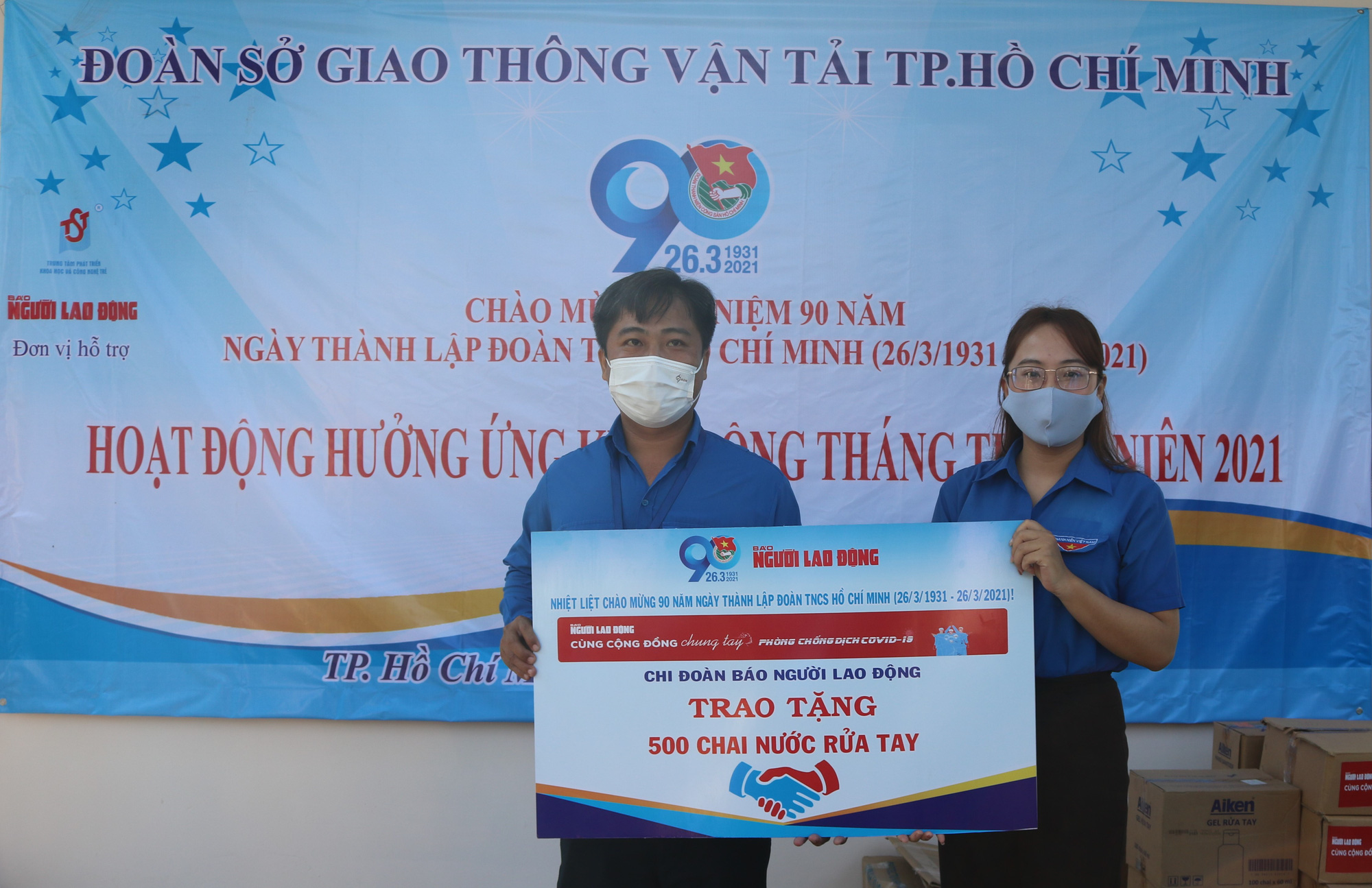 Tặng h&agrave;ng ng&agrave;n chai nước s&aacute;t khuẩn, khẩu trang y tế cho h&agrave;nh kh&aacute;ch, t&agrave;i xế v&agrave; tiếp vi&ecirc;n xe bu&yacute;t - Ảnh 3.