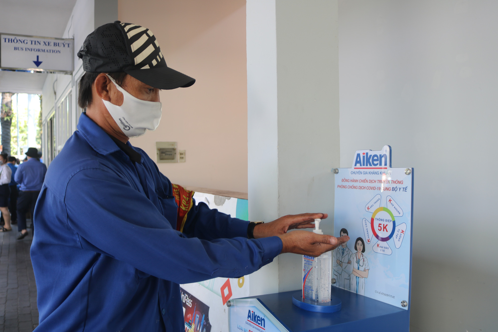 Tặng h&agrave;ng ng&agrave;n chai nước s&aacute;t khuẩn, khẩu trang y tế cho h&agrave;nh kh&aacute;ch, t&agrave;i xế v&agrave; tiếp vi&ecirc;n xe bu&yacute;t - Ảnh 5.