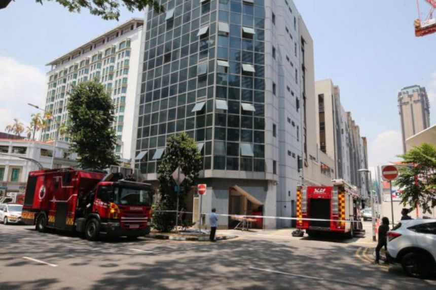 Singapore: Nam nh&acirc;n vi&ecirc;n bảo tr&igrave; chết bất thường trong trục thang m&aacute;y - Ảnh 1.