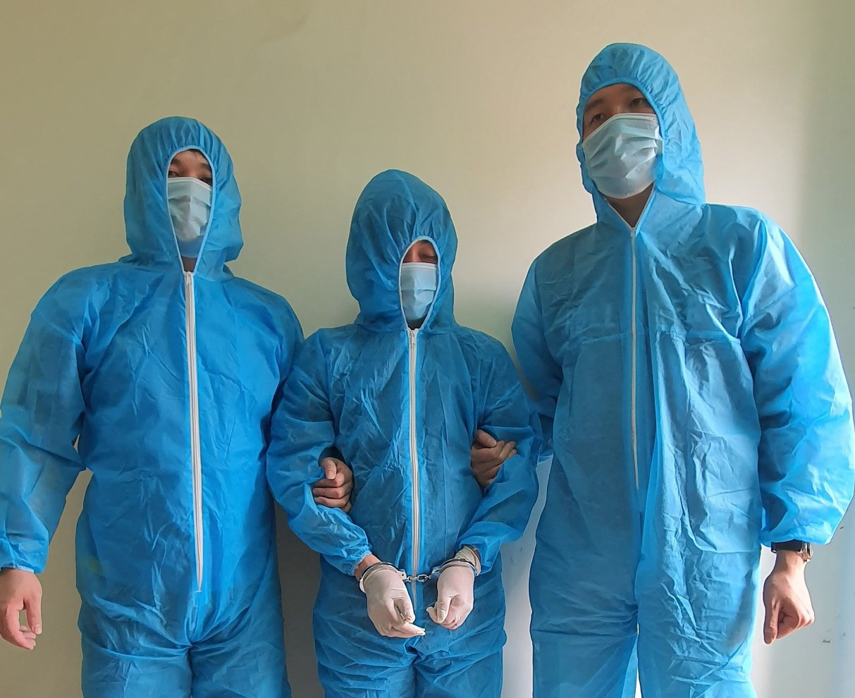 Hai người trong đường dây vận chuyển hàng chục ngàn tỉ đồng ra nước ngoài đầu thú