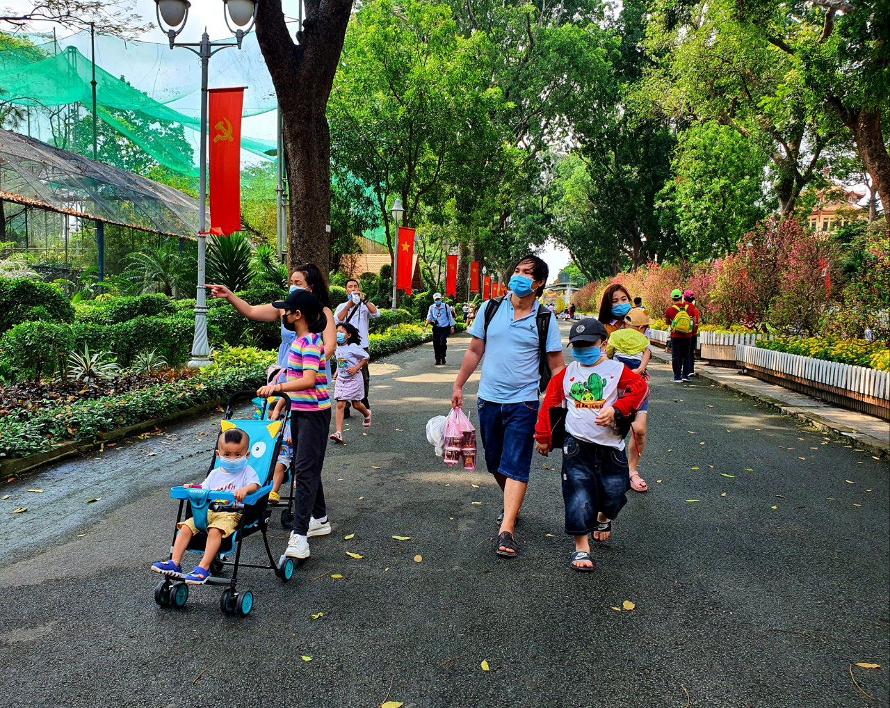 Doanh thu dịch vụ ăn uống, du lịch dịp Tết giảm mạnh - Ảnh 1.
