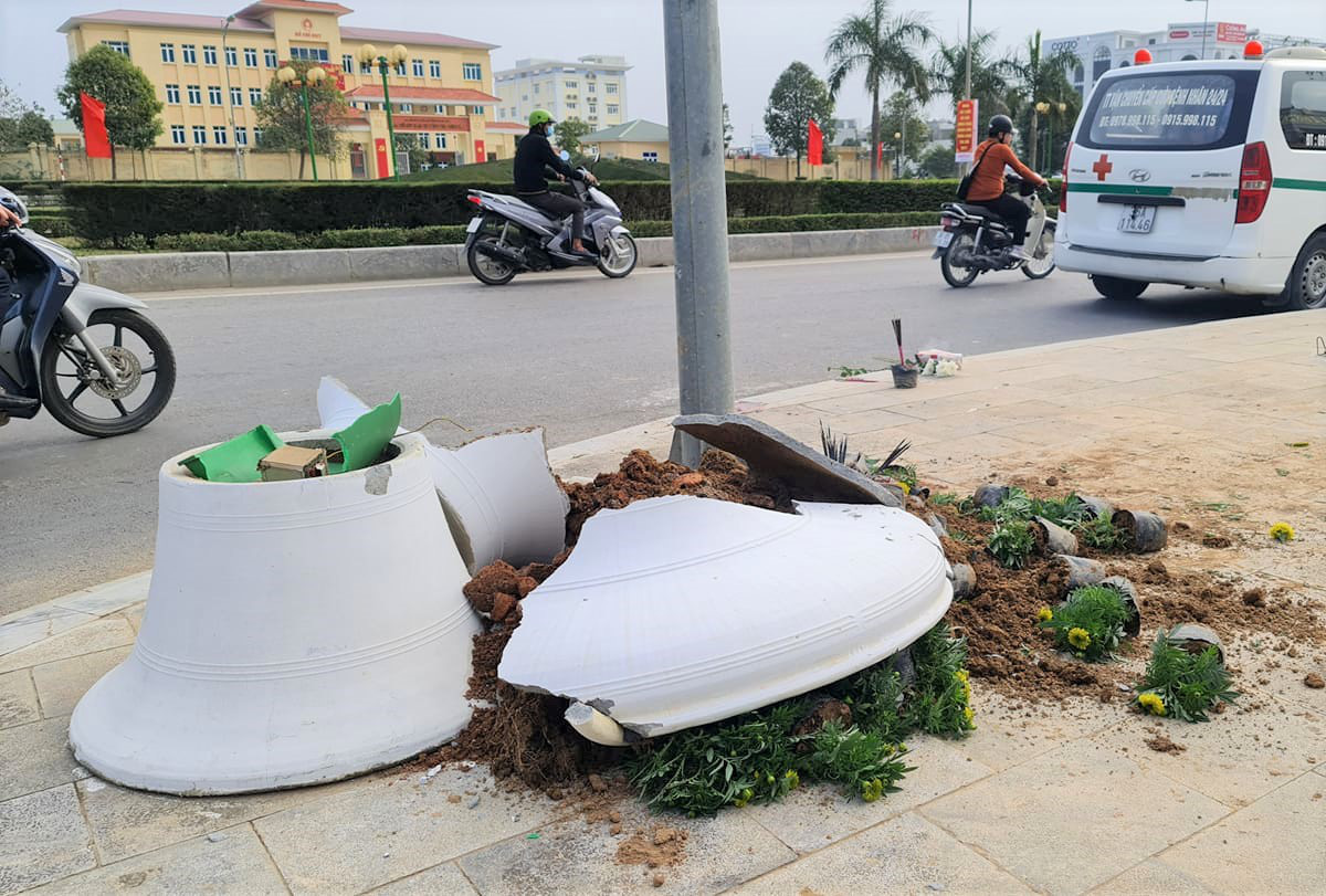 Phóng xe máy như bay tông vào chậu hoa, người đàn ông tử vong tại chỗ