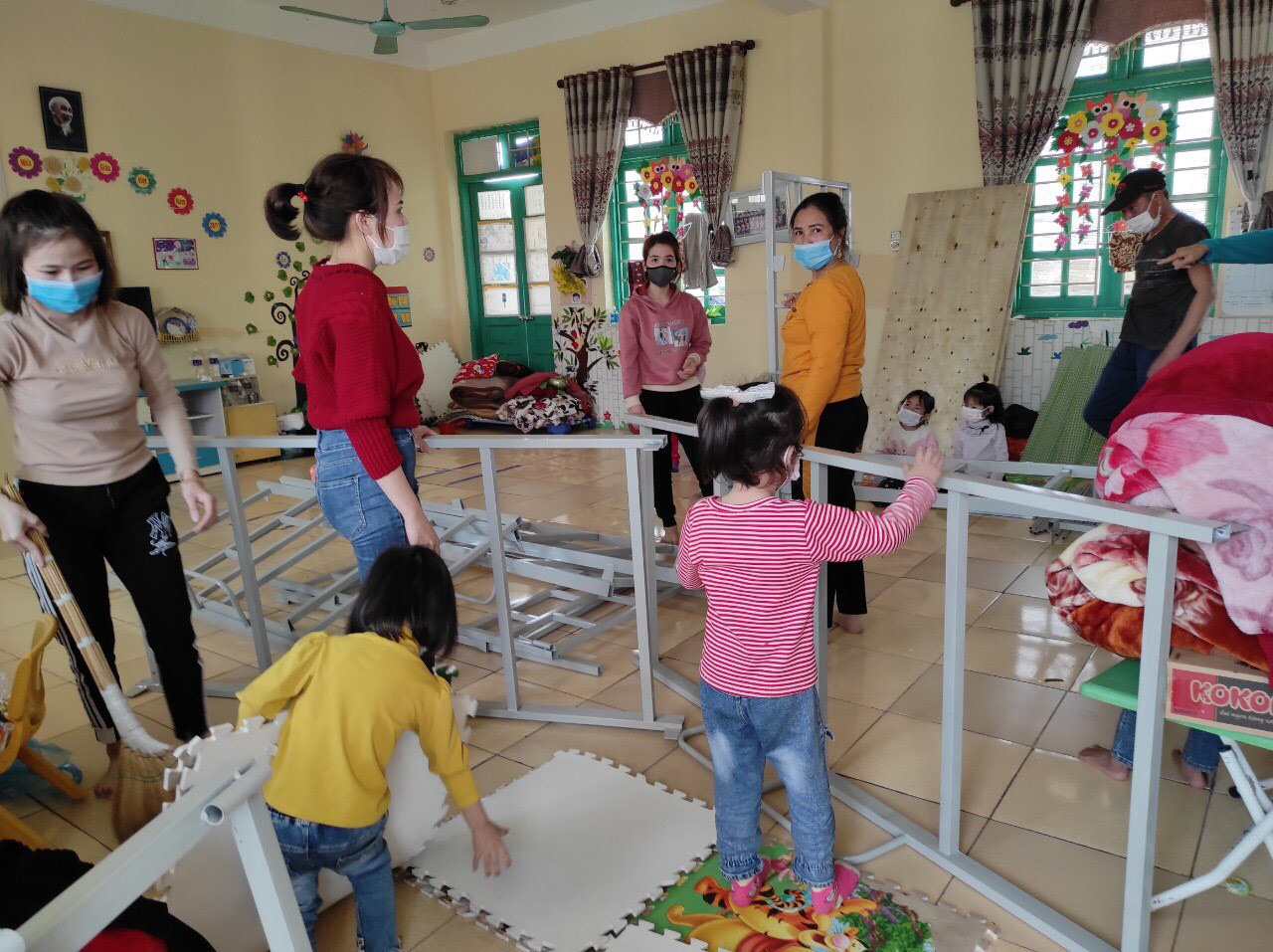 CLIP: 75 trẻ mầm non hồn nhiên, ánh mắt trong veo phải cách ly mà tưởng đi du lịch - Ảnh 7.