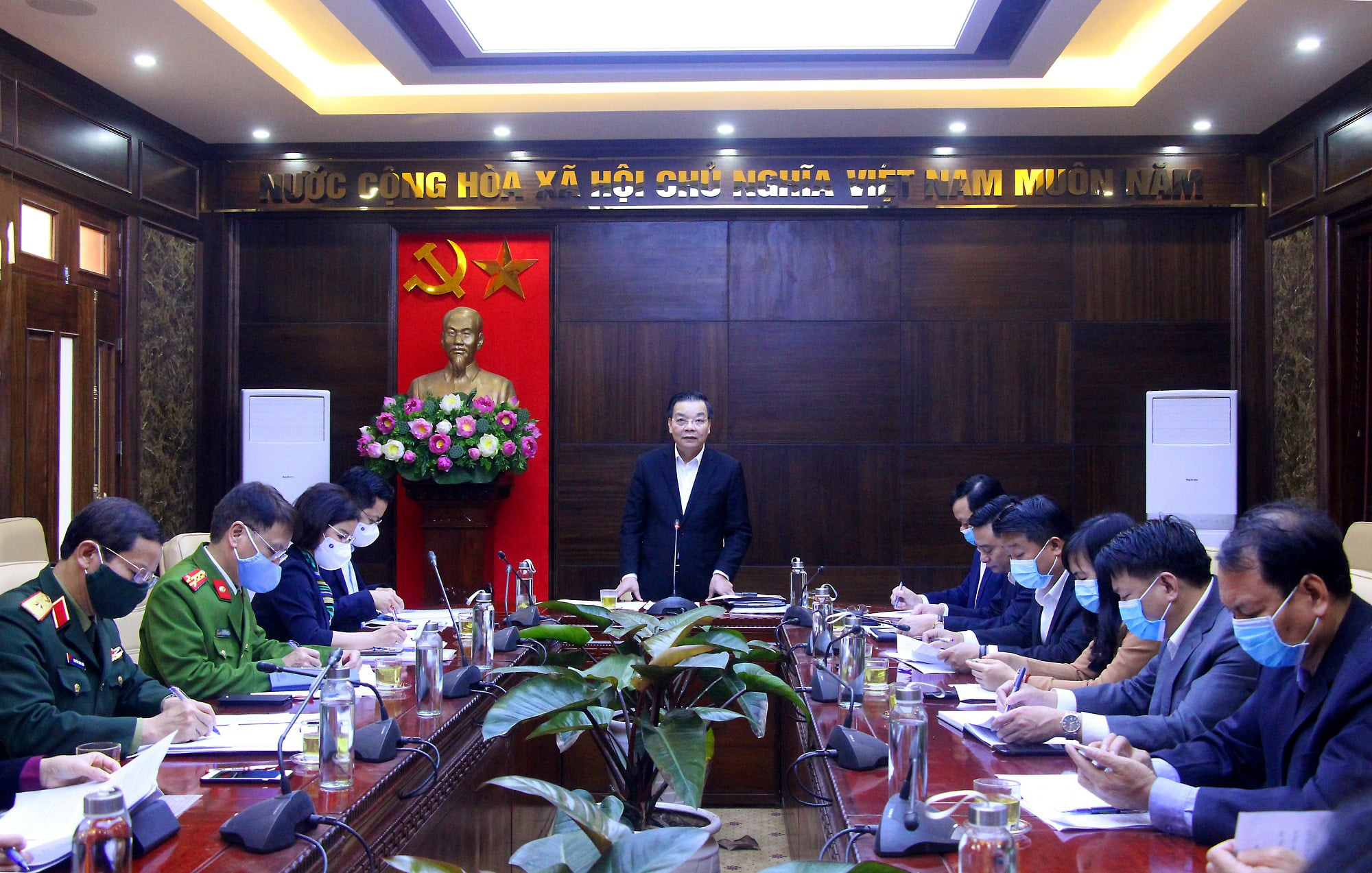 Chủ tịch H&agrave; Nội Chu Ngọc Anh y&ecirc;u cầu tăng cường xử l&yacute; vi phạm kh&ocirc;ng đeo khẩu trang - Ảnh 1.
