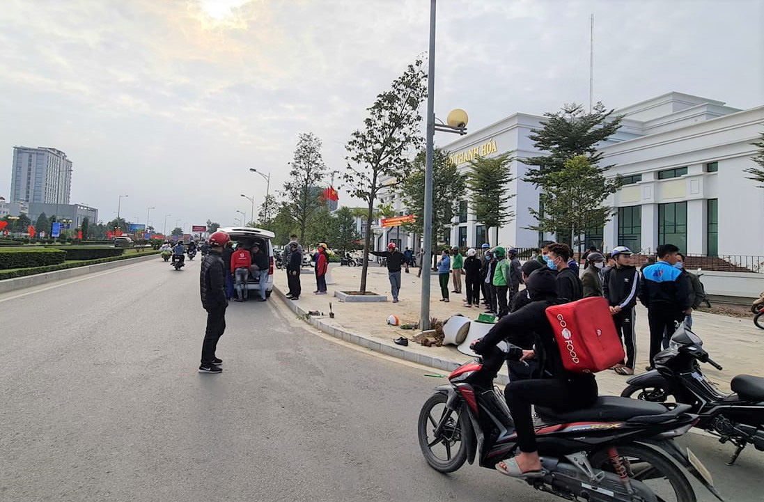 Phóng xe máy như bay tông vào chậu hoa, người đàn ông tử vong tại chỗ - Ảnh 1.