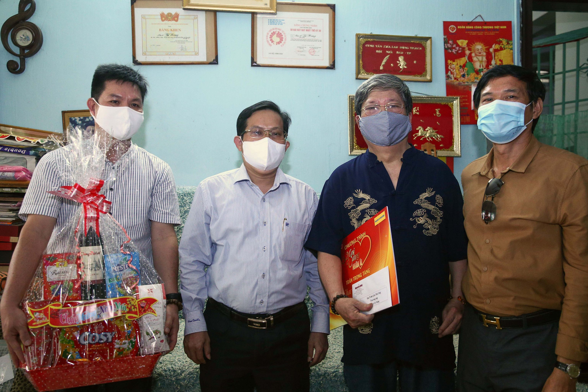 "Mai Vàng nhân ái" thăm nhạc sĩ Vũ Hoàng và NSND Lệ Thi