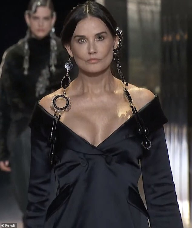 Demi Moore t&aacute;i xuất sau khi g&acirc;y sốc với gương mặt đ&aacute;ng sợ - Ảnh 6.