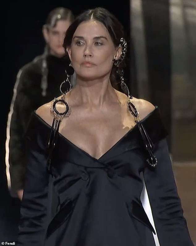 Demi Moore t&aacute;i xuất sau khi g&acirc;y sốc với gương mặt đ&aacute;ng sợ - Ảnh 5.