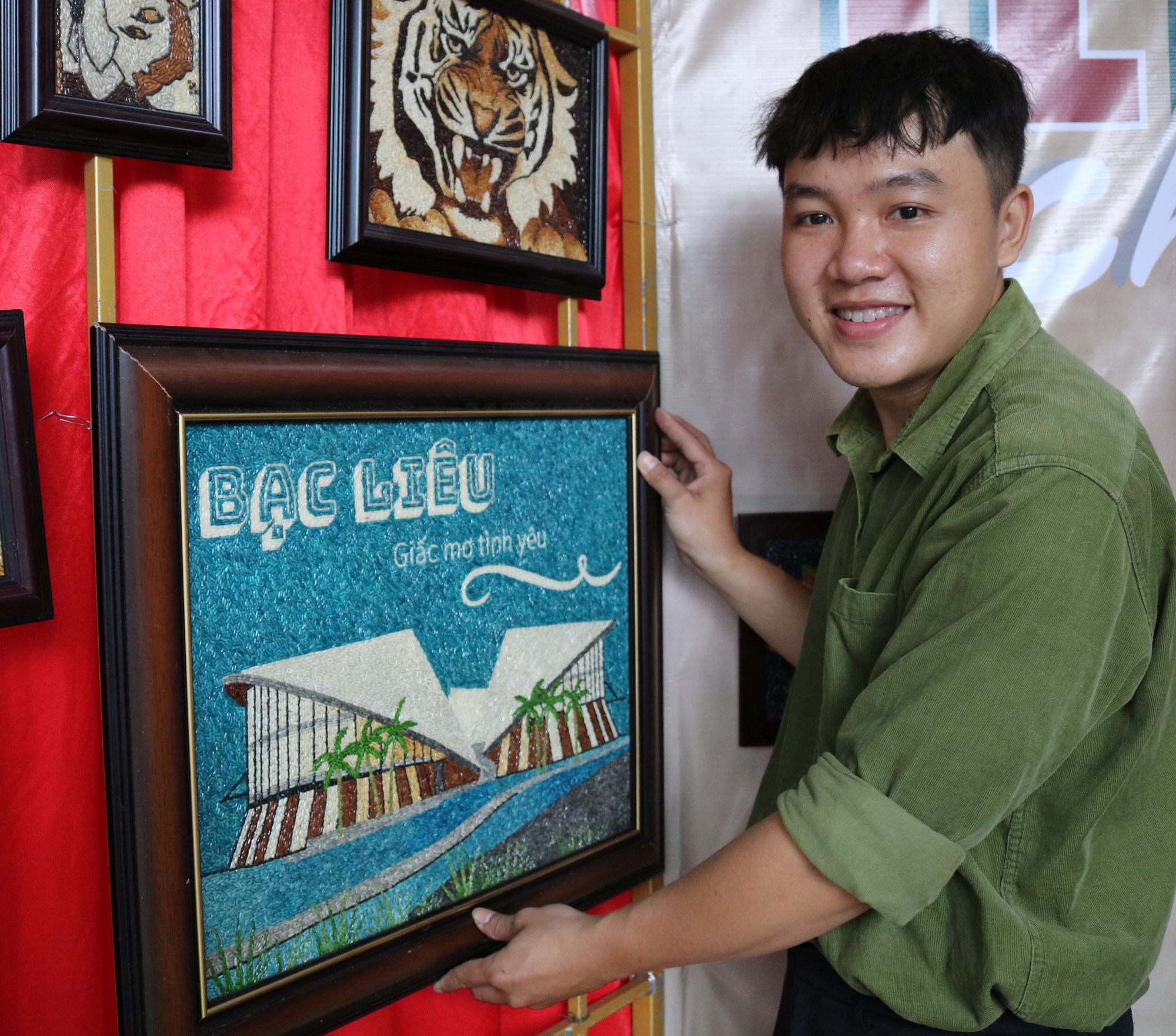 &Yacute; tưởng t&aacute;o bạo của ch&agrave;ng trai l&agrave;m t&uacute;i x&aacute;ch v&agrave; tranh gạo - Ảnh 1.