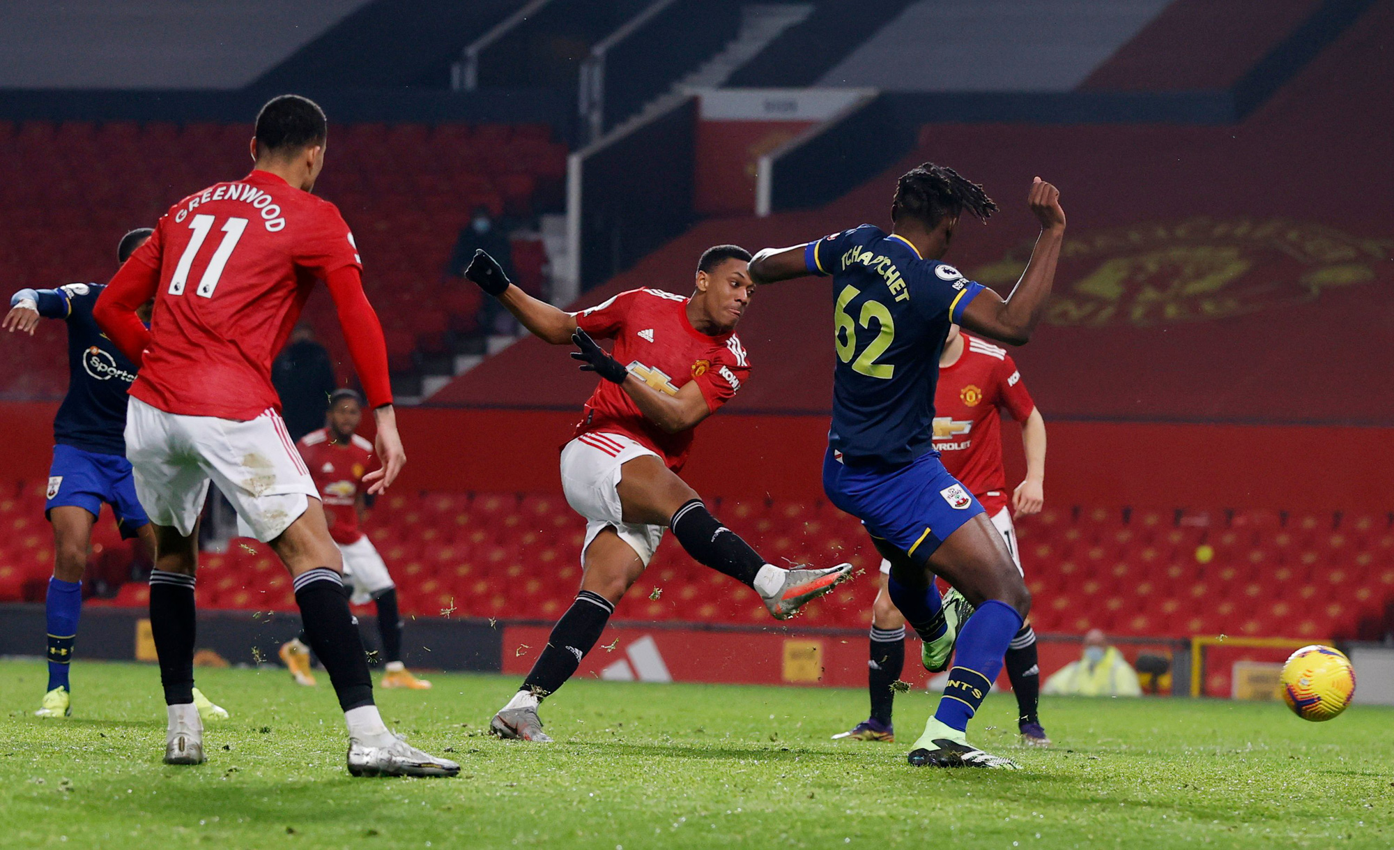 Trọng tài Mike Dean tiếp tay Man United kết liễu Southampton? - Ảnh 9.