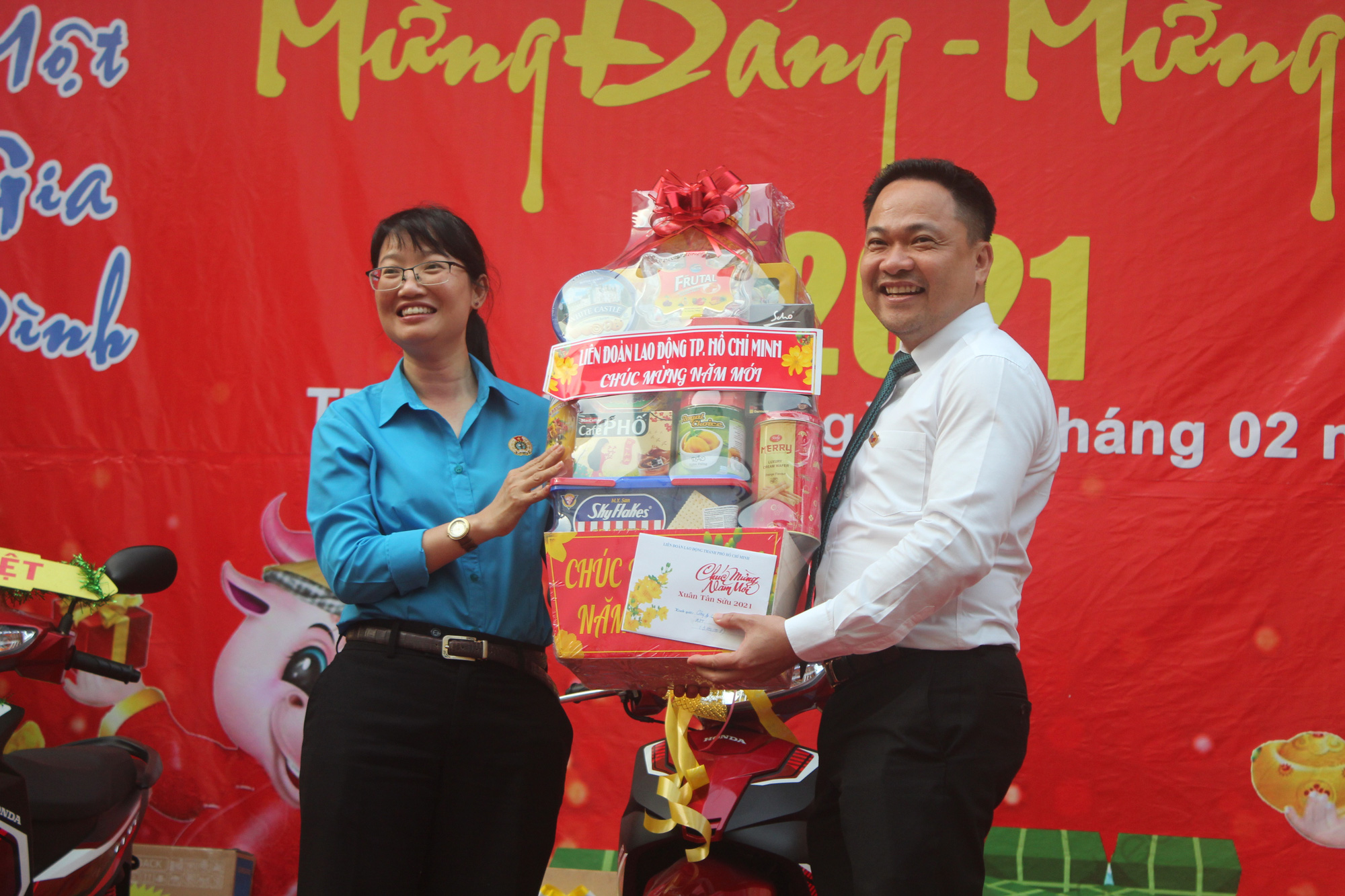 Lãnh đạo LĐLĐ TP HCM thăm chủ doanh nghiệp tiêu biểu
