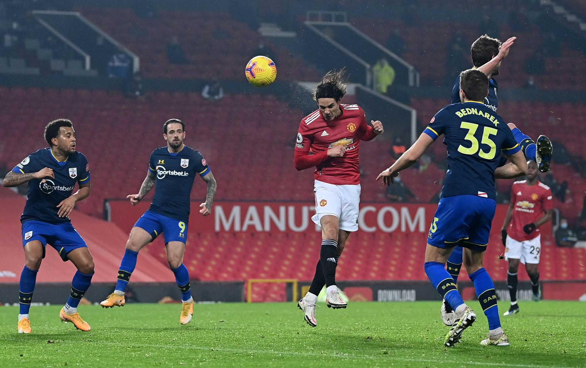 Trọng tài Mike Dean tiếp tay Man United kết liễu Southampton? - Ảnh 4.