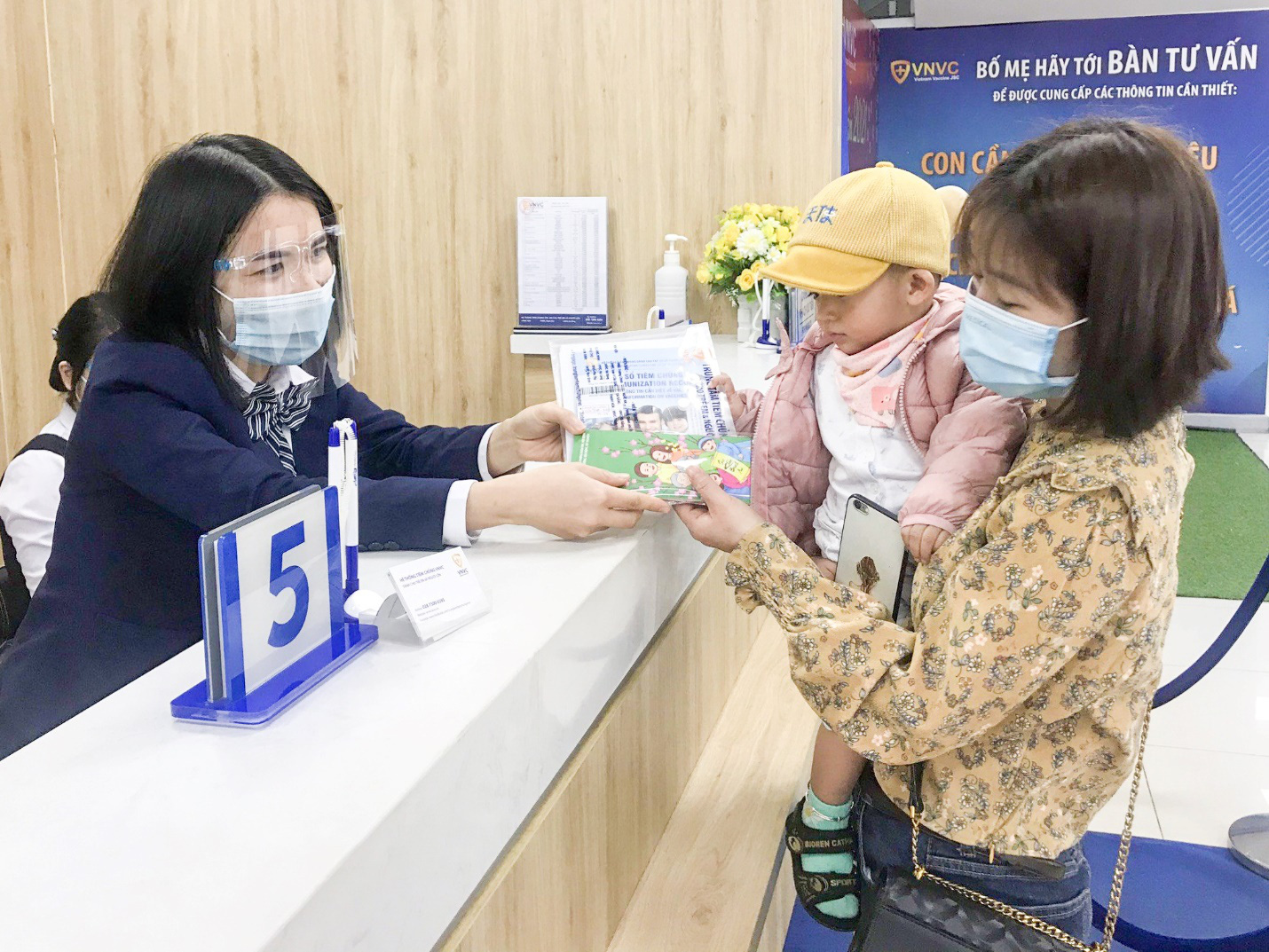 VNVC tiếp tục mở rộng, chuẩn bị sẵn s&agrave;ng c&ocirc;ng t&aacute;c ti&ecirc;m vắc-xin Covid-19 - Ảnh 2.