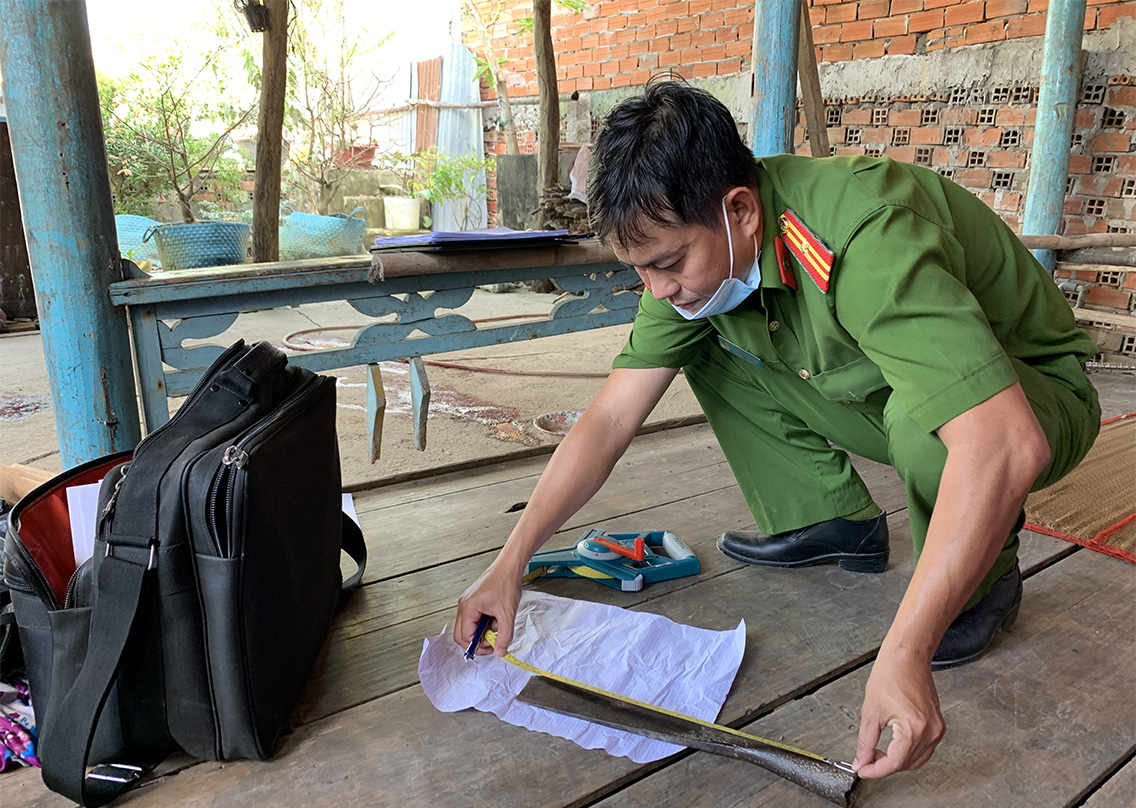 G&atilde; đ&agrave;n &ocirc;ng dừng xe giữa đường bắt người kh&aacute;c ch&agrave;o, rồi ch&eacute;m chết 1 người - Ảnh 2.