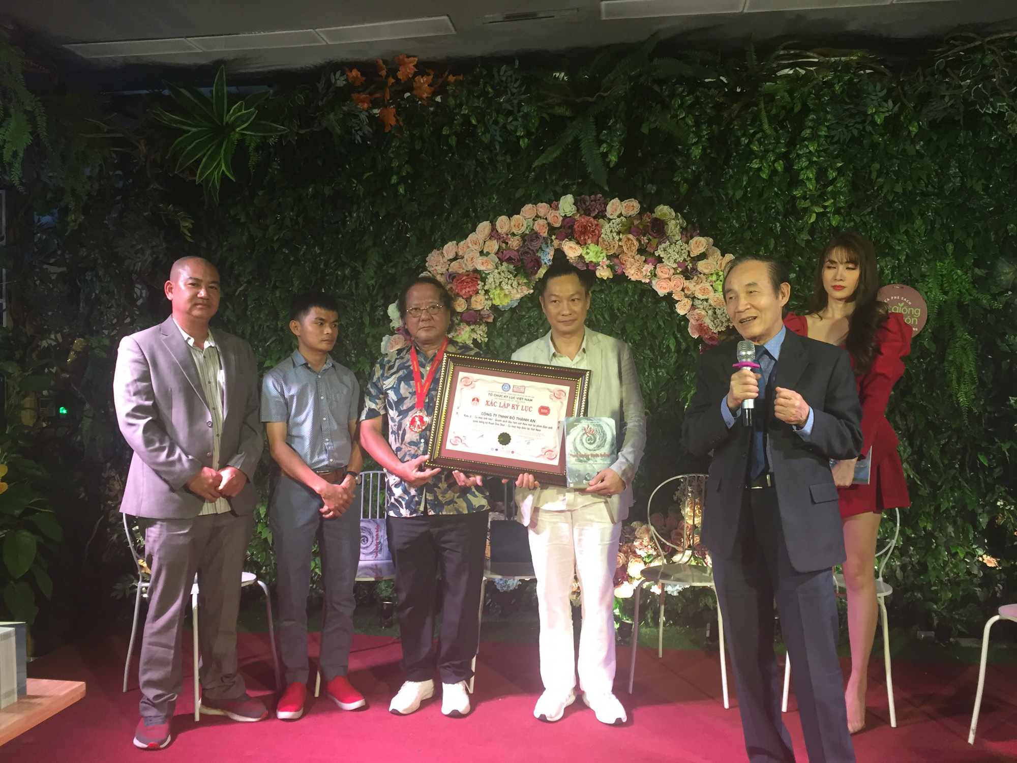 Cuốn sách "Kiều @- Cú máy linh hồn" nhận kỷ lục Guinness Việt Nam