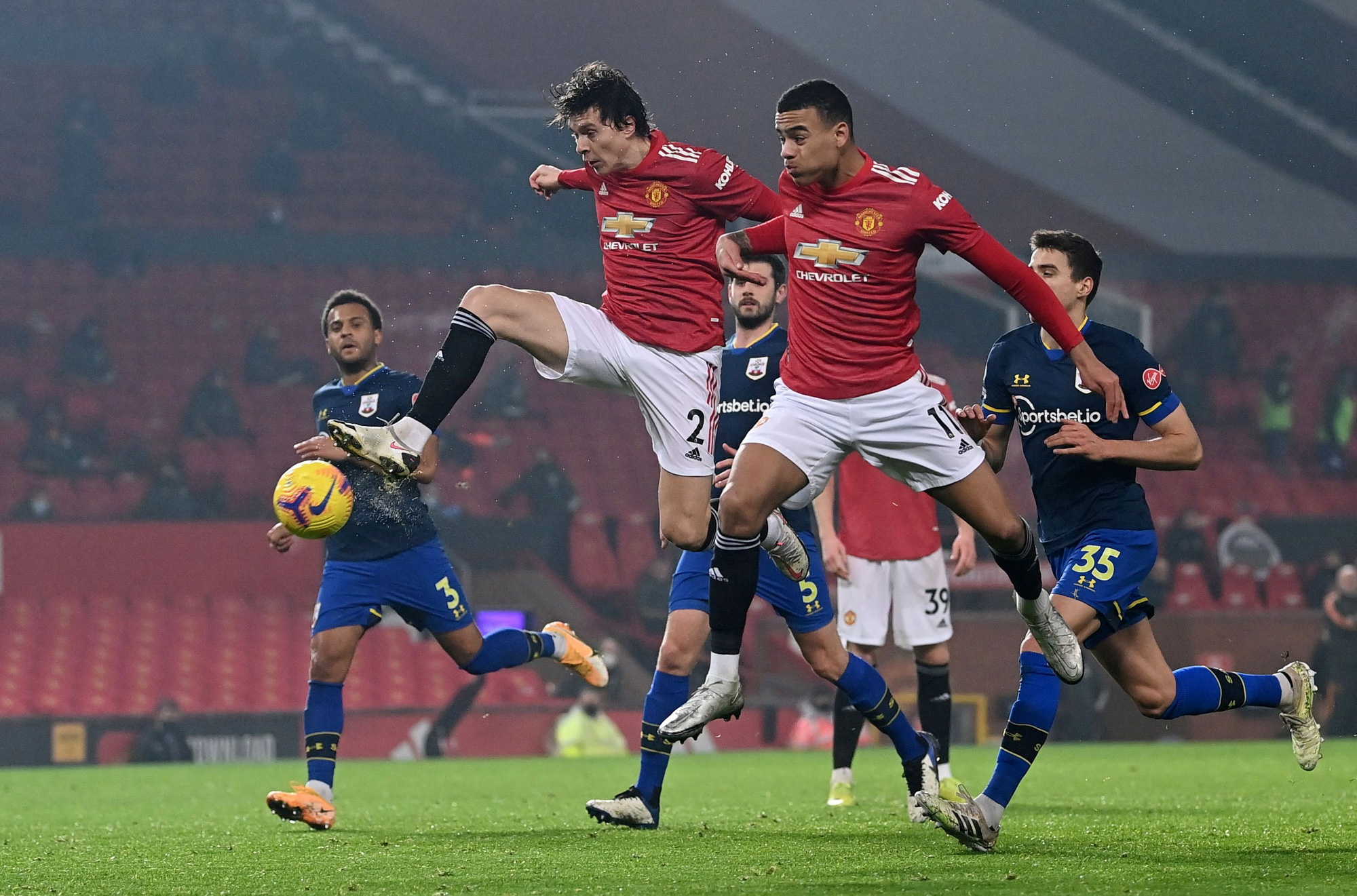 Trọng tài Mike Dean tiếp tay Man United "kết liễu" Southampton?