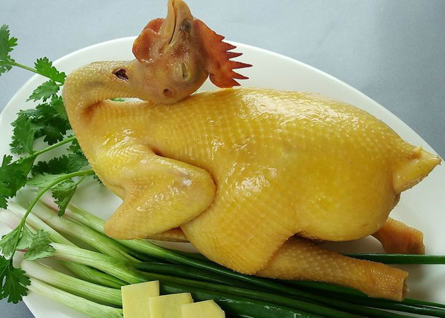 Món ăn ngày Tết: Cách luộc và tạo dáng gà cúng giao thừa