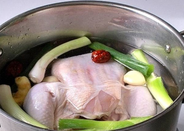 M&oacute;n ăn ng&agrave;y Tết: C&aacute;ch luộc v&agrave; tạo d&aacute;ng g&agrave; c&uacute;ng giao thừa - Ảnh 2.