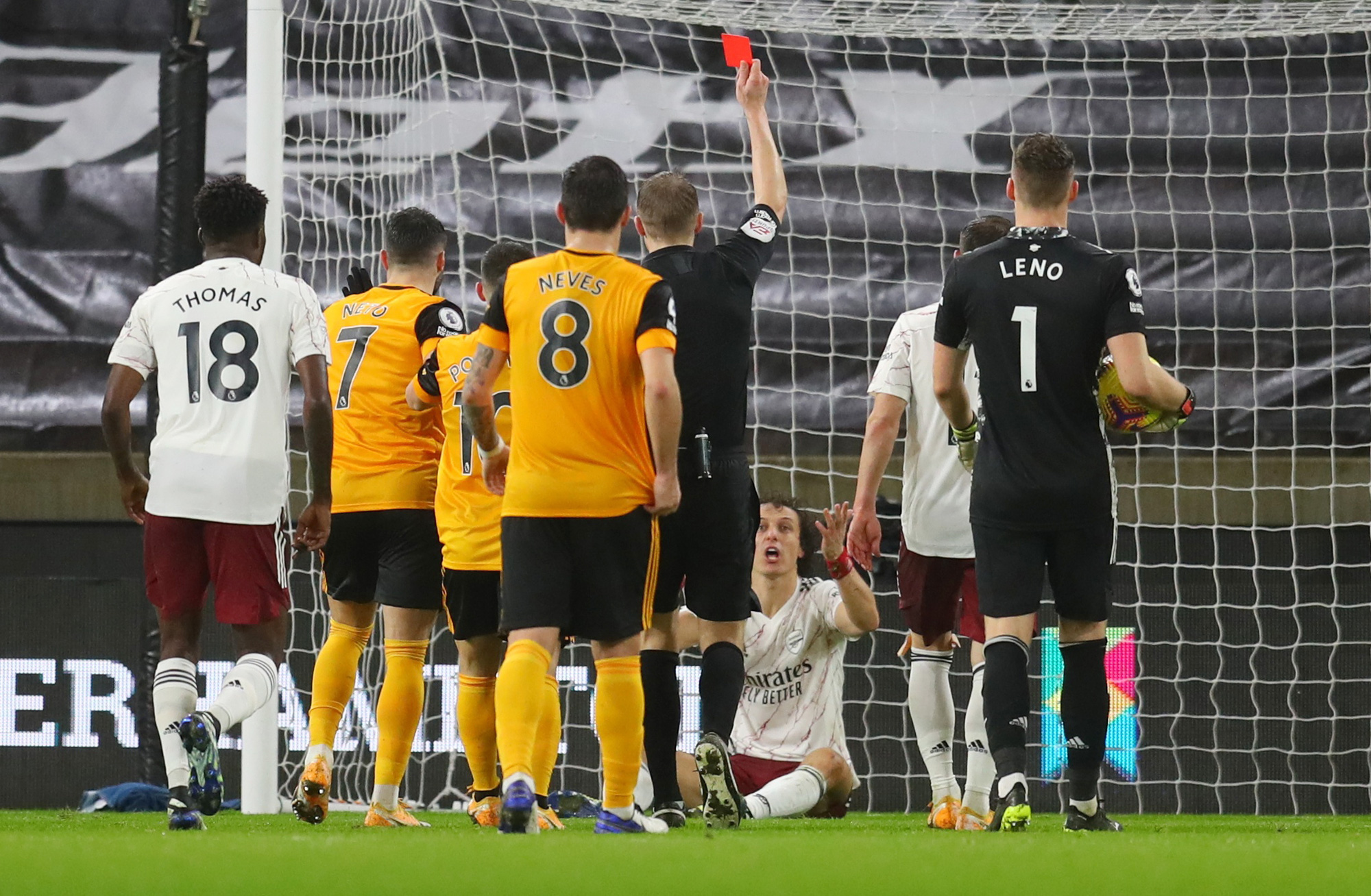 2 thẻ đỏ ngỡ ng&agrave;ng, Ph&aacute;o thủ thua ngược Wolverhampton - Ảnh 4.