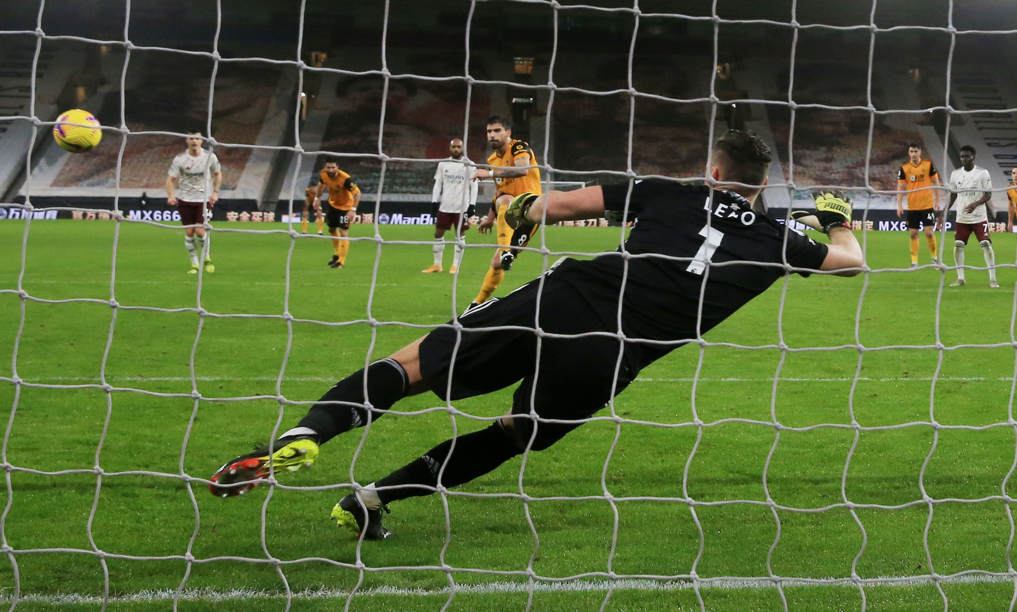 2 thẻ đỏ ngỡ ng&agrave;ng, Ph&aacute;o thủ thua ngược Wolverhampton - Ảnh 5.