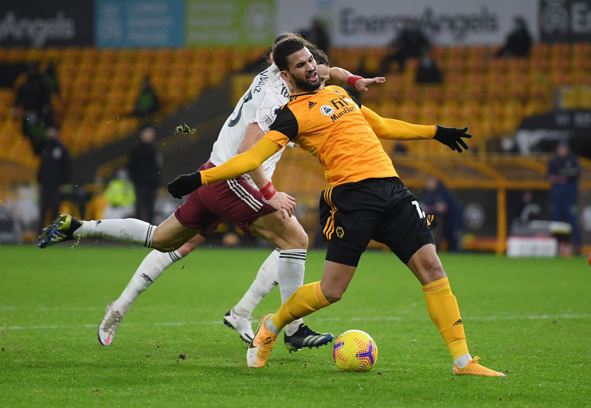 2 thẻ đỏ ngỡ ng&agrave;ng, Ph&aacute;o thủ thua ngược Wolverhampton - Ảnh 3.