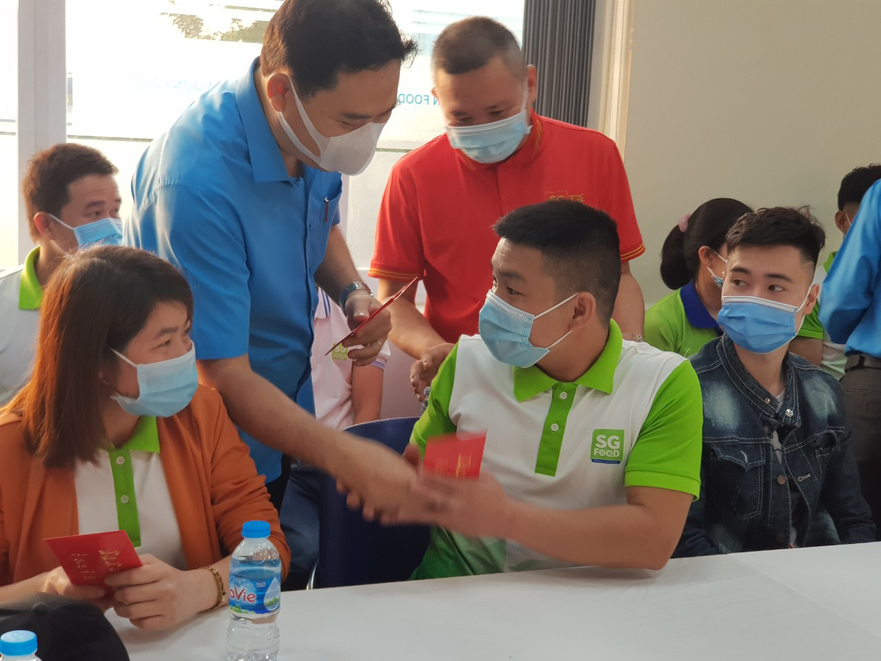 Công đoàn các KCX-KCN TP HCM tiễn 340 công nhân về quê đón Tết - Ảnh 3.