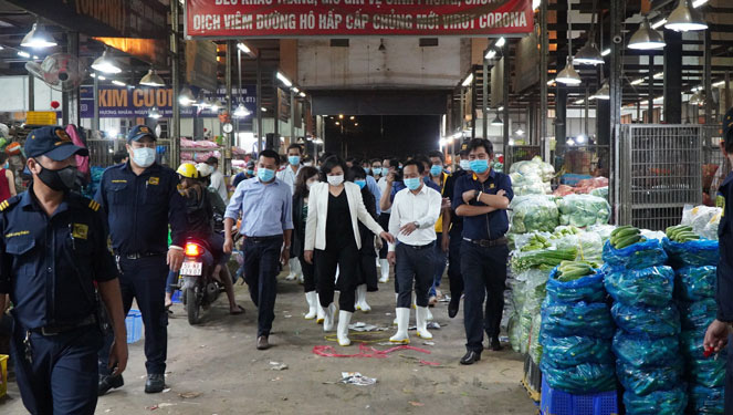 H&agrave;ng Tết &ugrave;n &ugrave;n về chợ đầu mối - Ảnh 1.