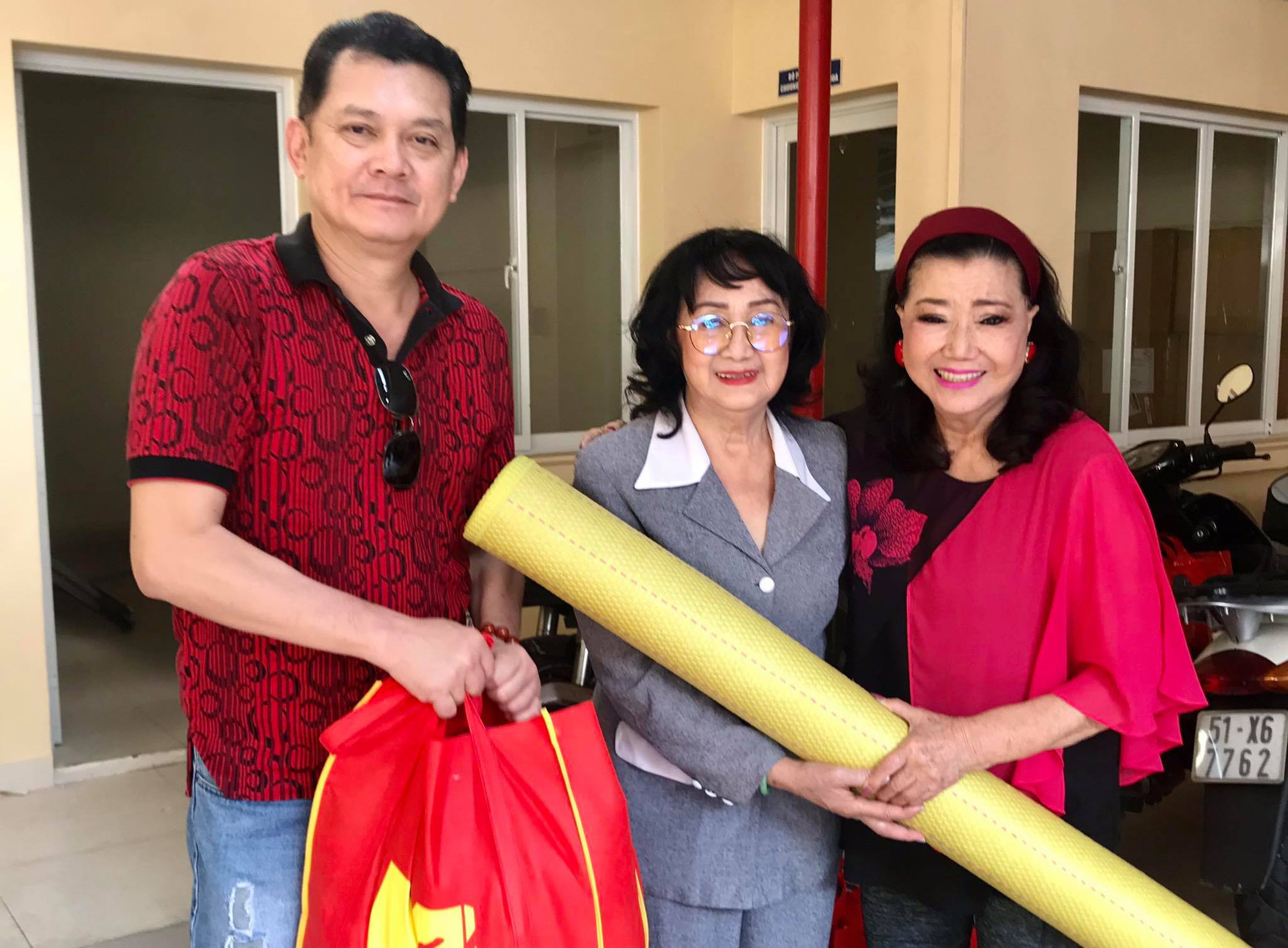 NSƯT Hữu Châu xúc động cùng Kỳ nữ Kim Cương trao quà tết cho nghệ sĩ nghèo