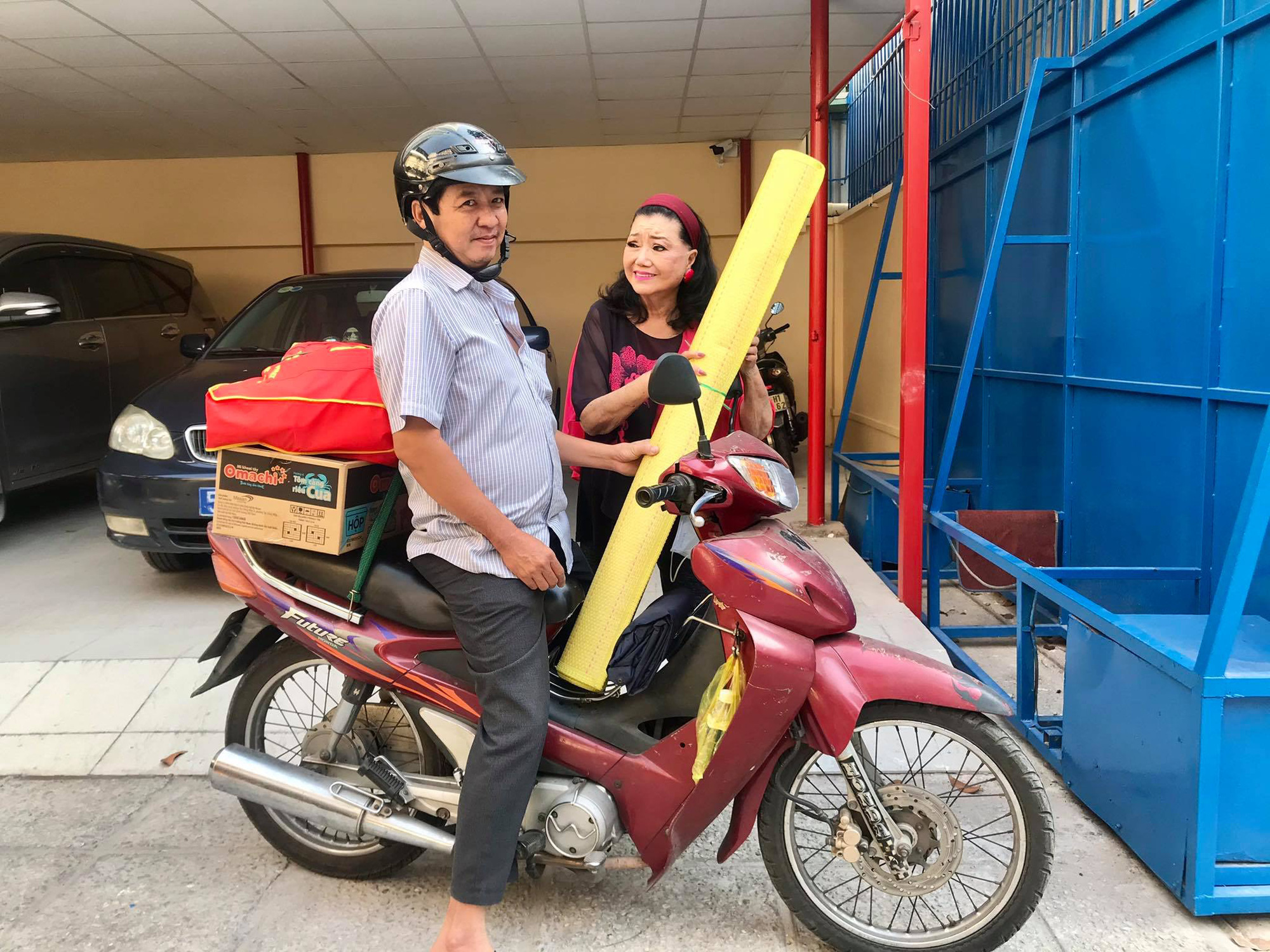 NSƯT Hữu Ch&acirc;u x&uacute;c động c&ugrave;ng Kỳ nữ Kim Cương trao qu&agrave; tết cho nghệ sĩ ngh&egrave;o - Ảnh 3.
