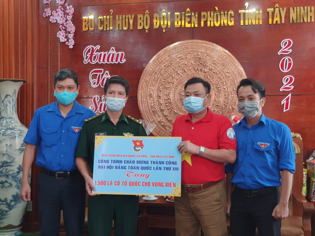 Trao cờ Tổ quốc và học bổng cho vùng biên giới - Ảnh 1.