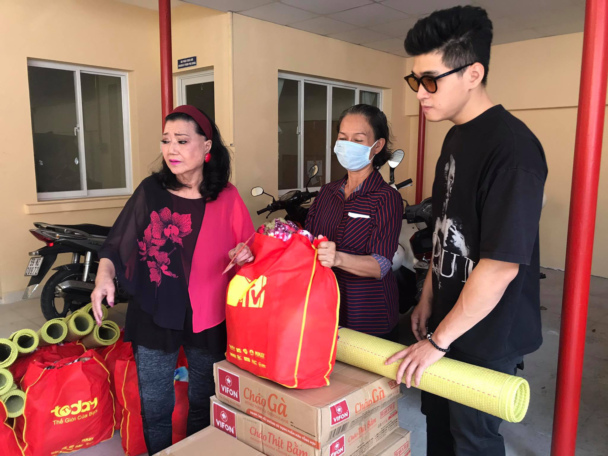 NSƯT Hữu Ch&acirc;u x&uacute;c động c&ugrave;ng Kỳ nữ Kim Cương trao qu&agrave; tết cho nghệ sĩ ngh&egrave;o - Ảnh 7.