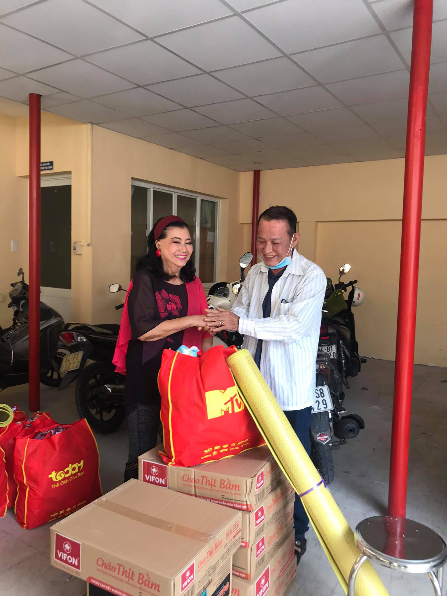 NSƯT Hữu Ch&acirc;u x&uacute;c động c&ugrave;ng Kỳ nữ Kim Cương trao qu&agrave; tết cho nghệ sĩ ngh&egrave;o - Ảnh 4.