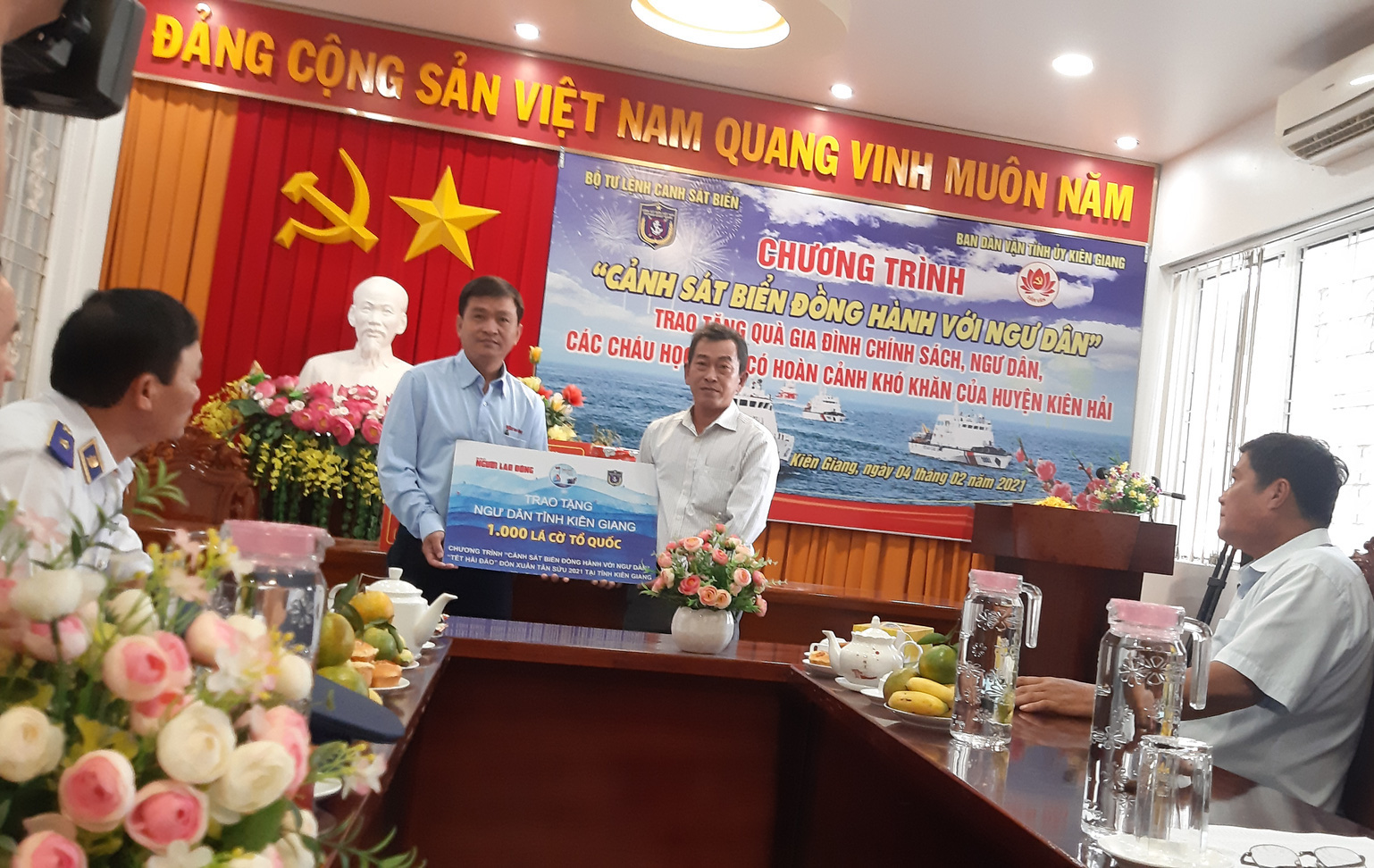B&aacute;o Người Lao Động c&ugrave;ng Cảnh s&aacute;t biển Việt Nam trao cờ Tổ quốc v&agrave; qu&agrave; Tết cho ngư d&acirc;n Ki&ecirc;n Giang - Ảnh 1.