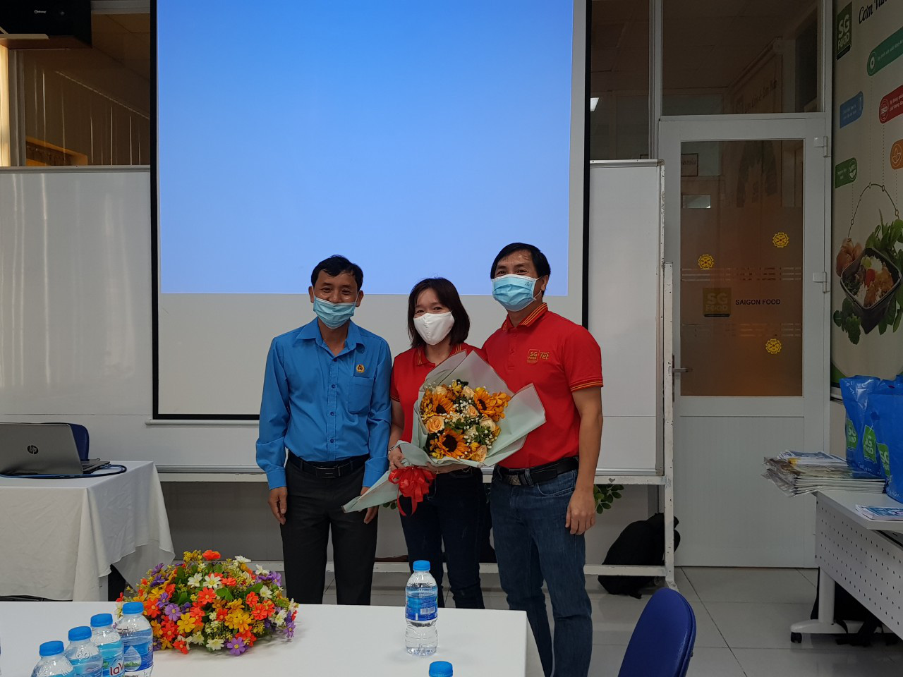 Công đoàn các KCX-KCN TP HCM tiễn 340 công nhân về quê đón Tết - Ảnh 2.