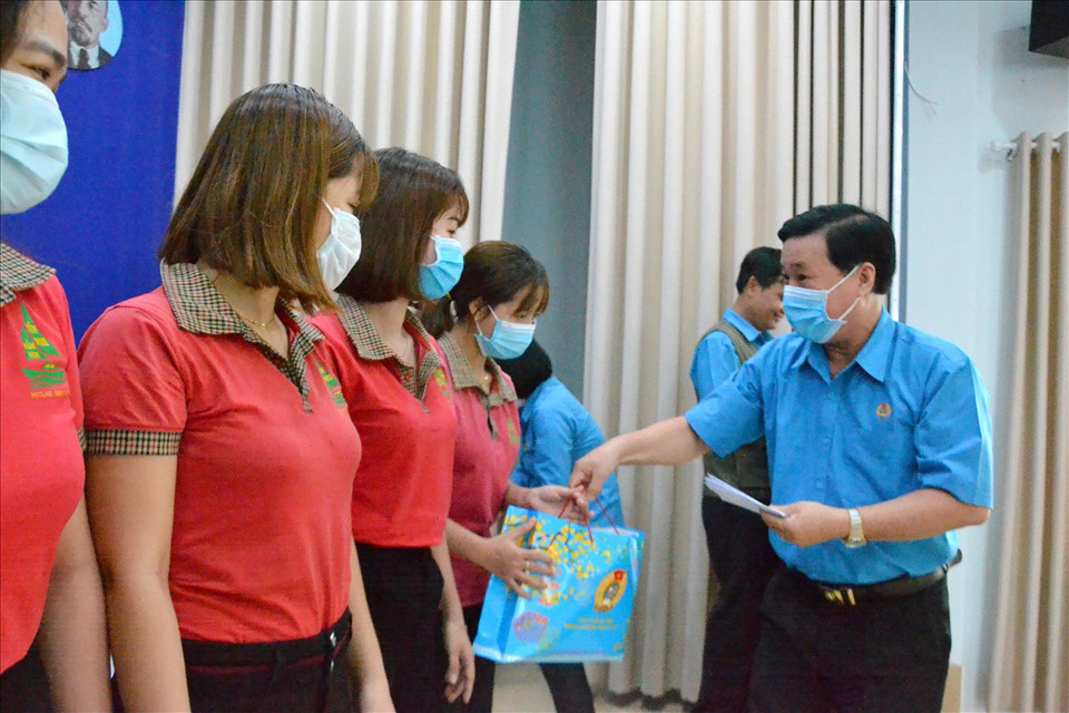 Hàng ngàn phần quà Tết đến tay đoàn viên khó khăn