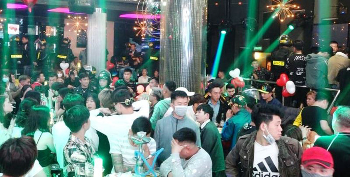Đang bị "tầm nã" vì gây ra vụ nổ súng, giang hồ đất Cảng vẫn vào quán bar ăn chơi