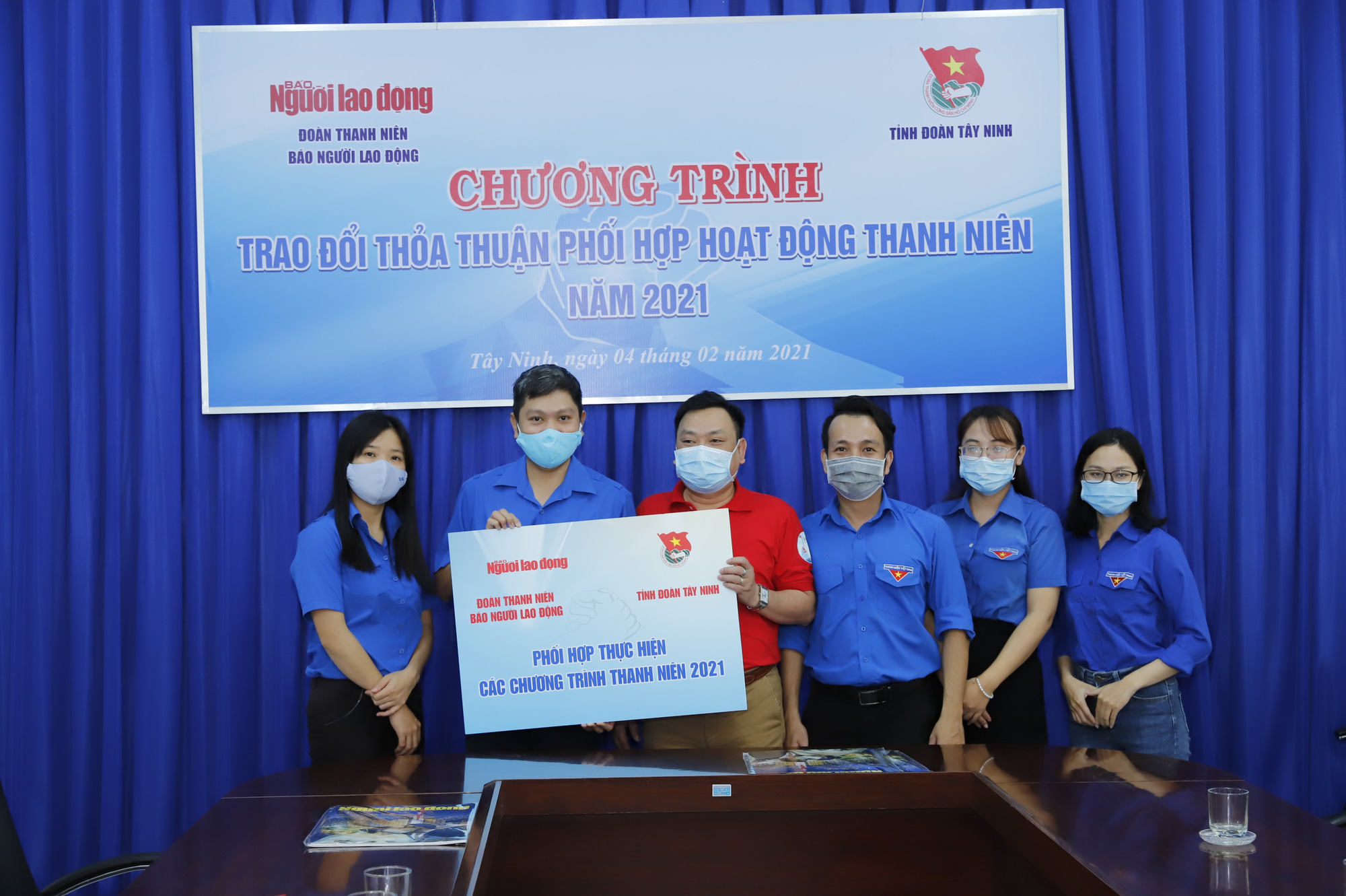Trao cờ Tổ quốc và học bổng cho vùng biên giới - Ảnh 3.