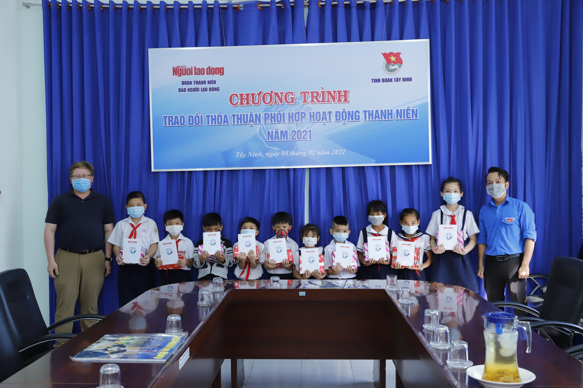 Trao cờ Tổ quốc và học bổng cho vùng biên giới - Ảnh 2.