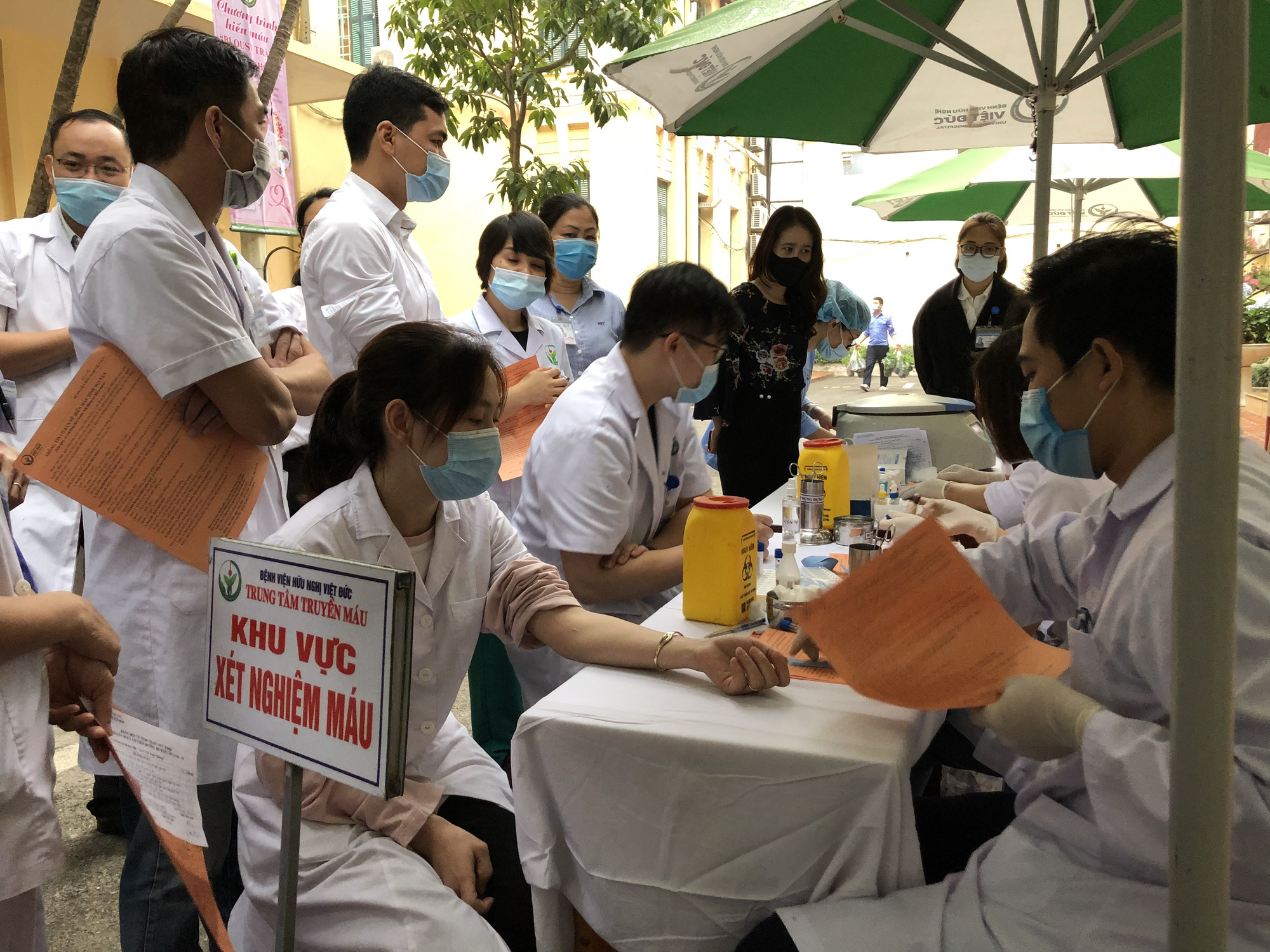 Nhiều chương tr&igrave;nh hiến m&aacute;u bị huỷ bởi Covid-19, h&agrave;ng trăm y b&aacute;c sĩ tham gia hiến m&aacute;u - Ảnh 2.