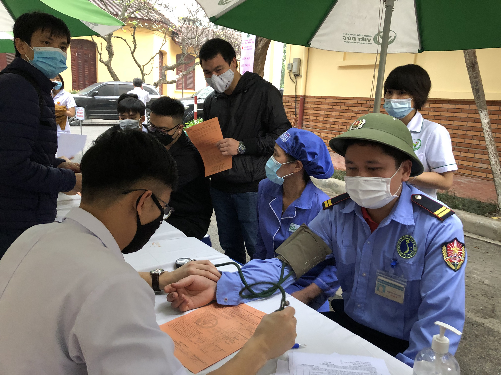 Nhiều chương tr&igrave;nh hiến m&aacute;u bị huỷ bởi Covid-19, h&agrave;ng trăm y b&aacute;c sĩ tham gia hiến m&aacute;u - Ảnh 4.