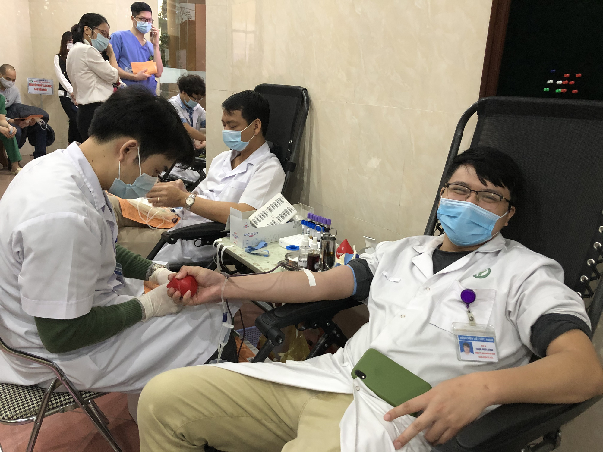 Nhiều chương tr&igrave;nh hiến m&aacute;u bị huỷ bởi Covid-19, h&agrave;ng trăm y b&aacute;c sĩ tham gia hiến m&aacute;u - Ảnh 8.