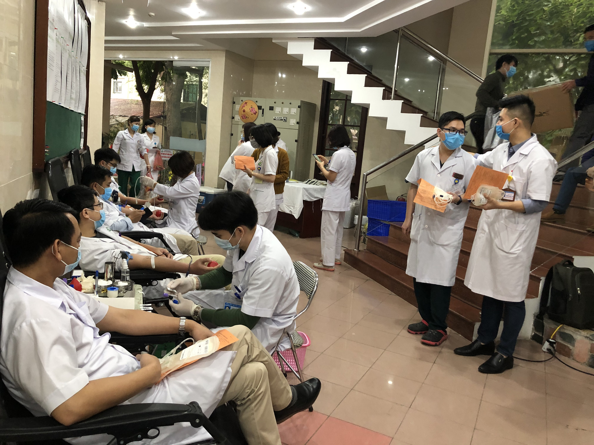 Nhiều chương tr&igrave;nh hiến m&aacute;u bị huỷ bởi Covid-19, h&agrave;ng trăm y b&aacute;c sĩ tham gia hiến m&aacute;u - Ảnh 9.