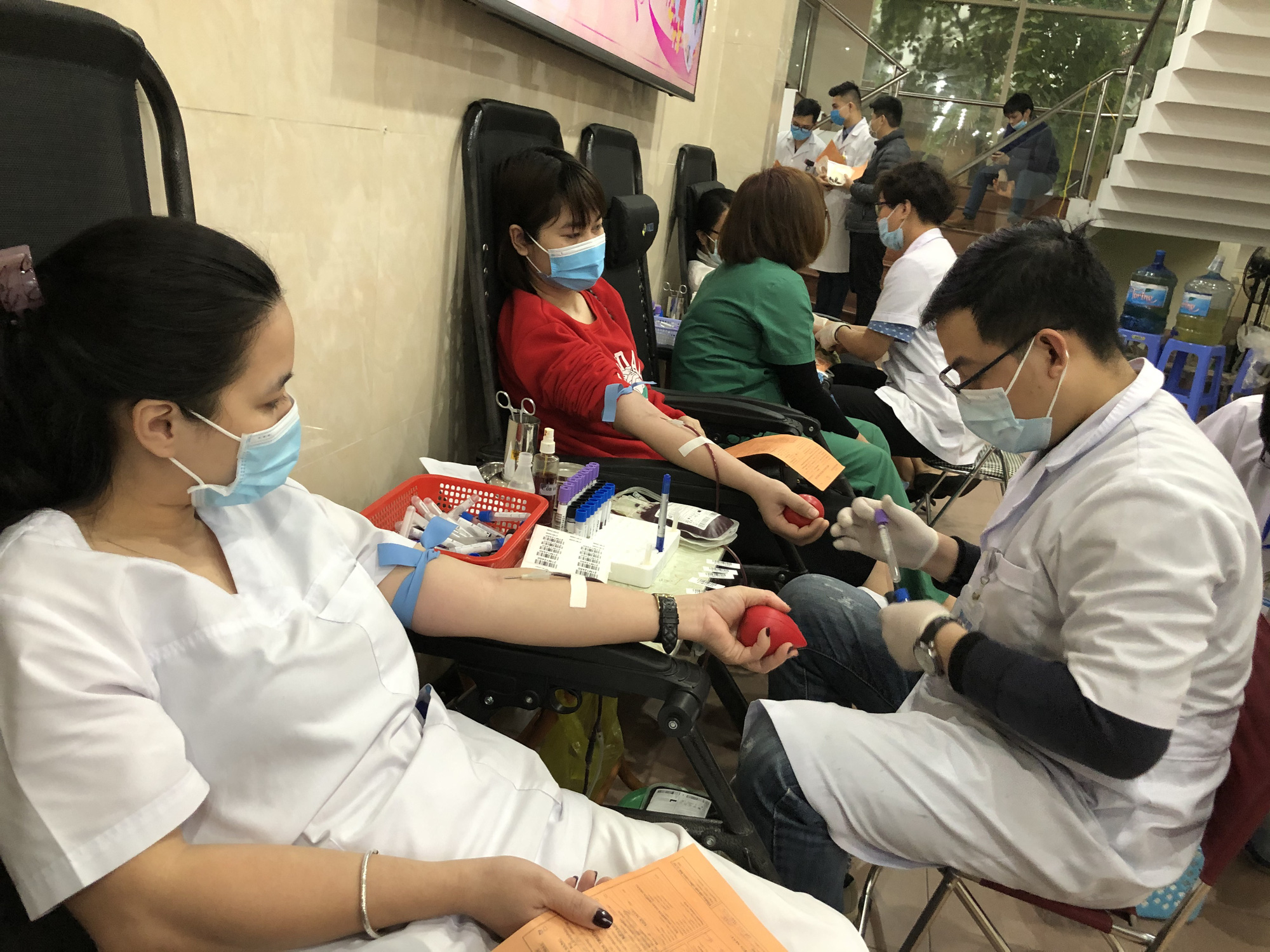 Nhiều chương tr&igrave;nh hiến m&aacute;u bị huỷ bởi Covid-19, h&agrave;ng trăm y b&aacute;c sĩ tham gia hiến m&aacute;u - Ảnh 7.