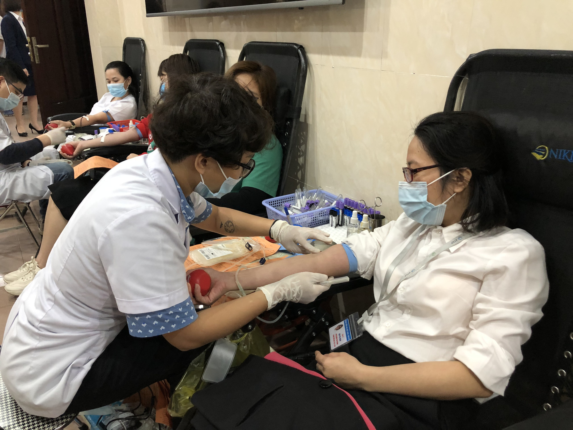 Nhiều chương tr&igrave;nh hiến m&aacute;u bị huỷ bởi Covid-19, h&agrave;ng trăm y b&aacute;c sĩ tham gia hiến m&aacute;u - Ảnh 6.
