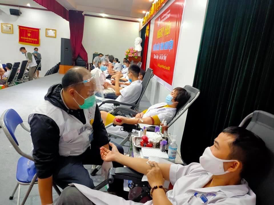 Nhiều chương tr&igrave;nh hiến m&aacute;u bị huỷ bởi Covid-19, h&agrave;ng trăm y b&aacute;c sĩ tham gia hiến m&aacute;u - Ảnh 14.
