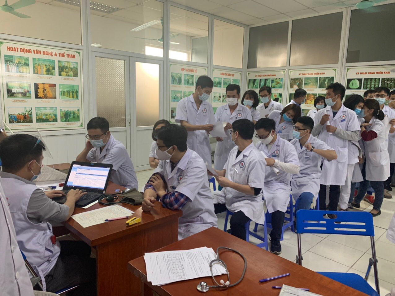 Nhiều chương trình hiến máu bị huỷ bởi Covid-19, hàng trăm y bác sĩ tham gia hiến máu