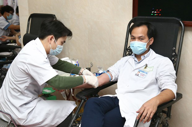 Nhiều chương tr&igrave;nh hiến m&aacute;u bị huỷ bởi Covid-19, h&agrave;ng trăm y b&aacute;c sĩ tham gia hiến m&aacute;u - Ảnh 5.