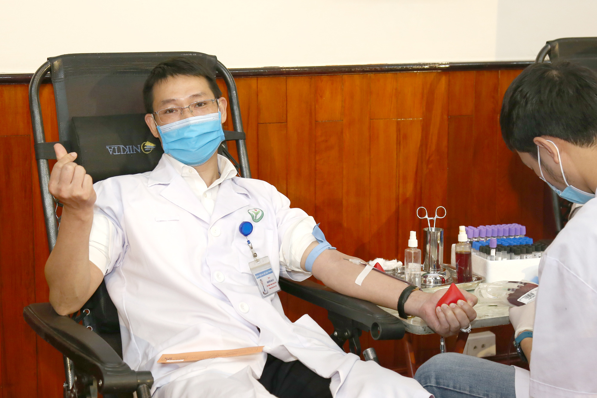Nhiều chương tr&igrave;nh hiến m&aacute;u bị huỷ bởi Covid-19, h&agrave;ng trăm y b&aacute;c sĩ tham gia hiến m&aacute;u - Ảnh 1.